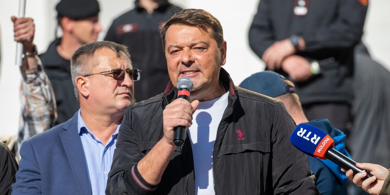 Молдавский депутат Константин Старыш выступает на антиправительственной протестной акции у здания администрации президента Молдавии в Кишиневе