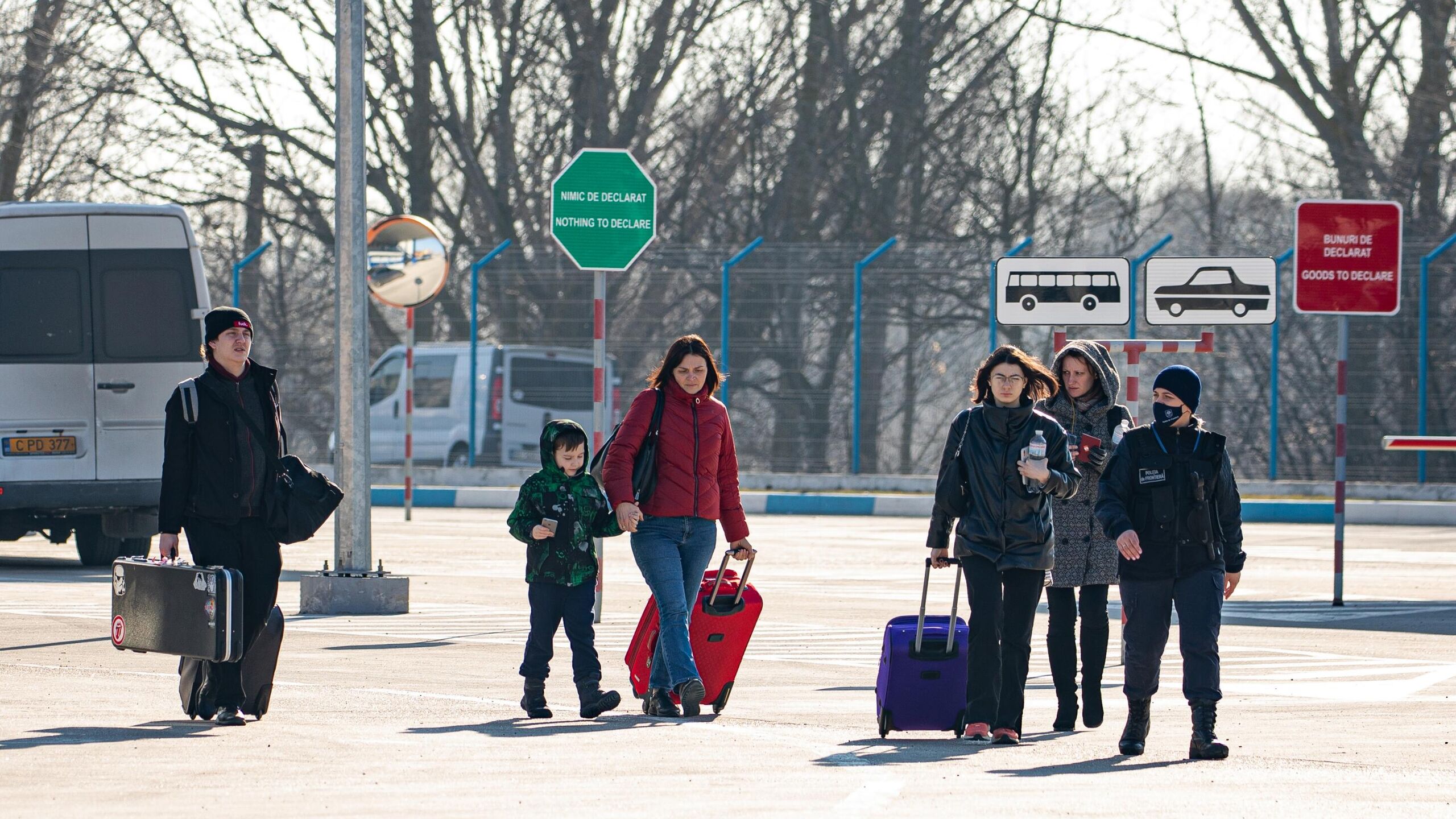 Киев жестоко кинул украинцев: теперь они бегут за российскими паспортами
