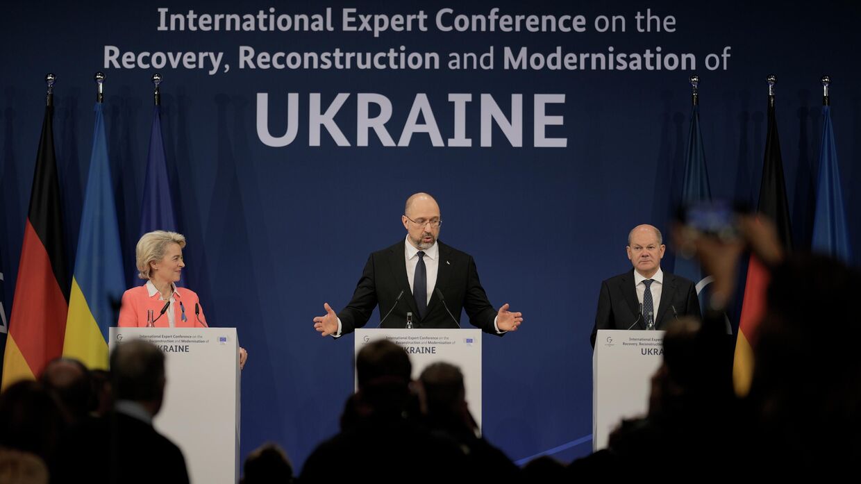 Президент Европейской комиссии Урсула фон дер Ляйен, премьер-министр Украины Денис Шмыгаль и канцлер Германии Олаф Шольц во время конференции в Берлине, Германия. 25 октября 2022 года.