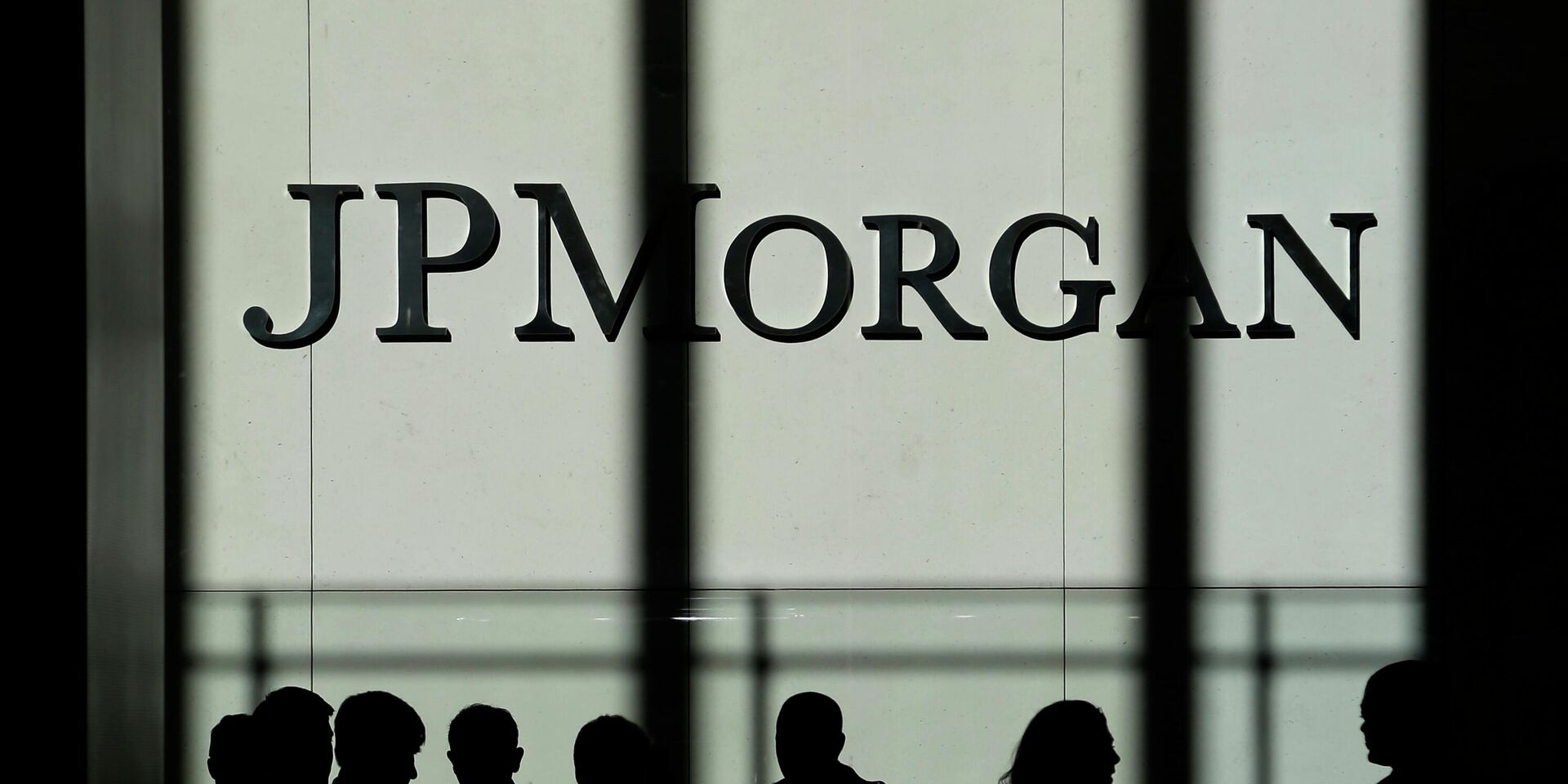Логотип JPMorgan у штаб-квартиры финансовой компании в Нью-Йорке - ИноСМИ, 1920, 08.11.2022