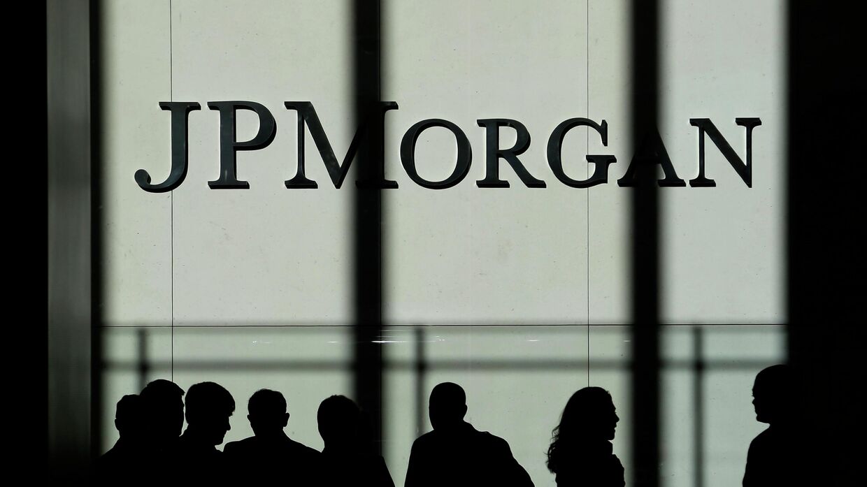 Логотип JPMorgan у штаб-квартиры финансовой компании в Нью-Йорке