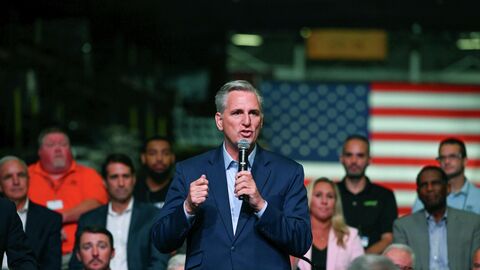 Лидер меньшинства в Палате представителей США Кевин Маккарти выступает в Мононгахеле, штат Пенсильвания