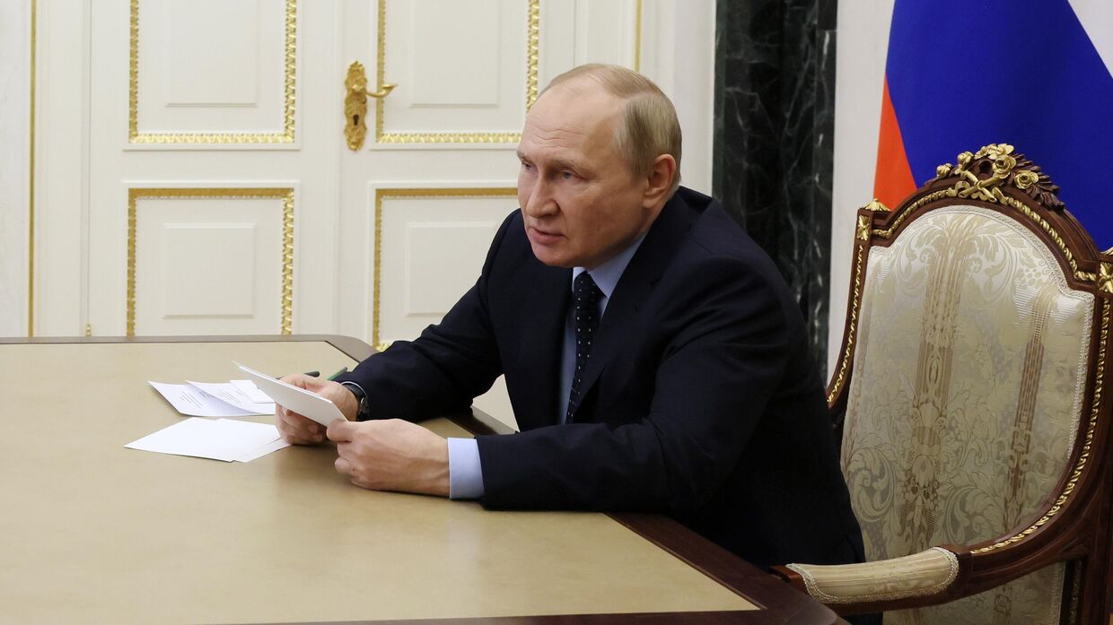 Президент РФ В. Путин провел совещание по вопросу поддержки доходов семей с детьми