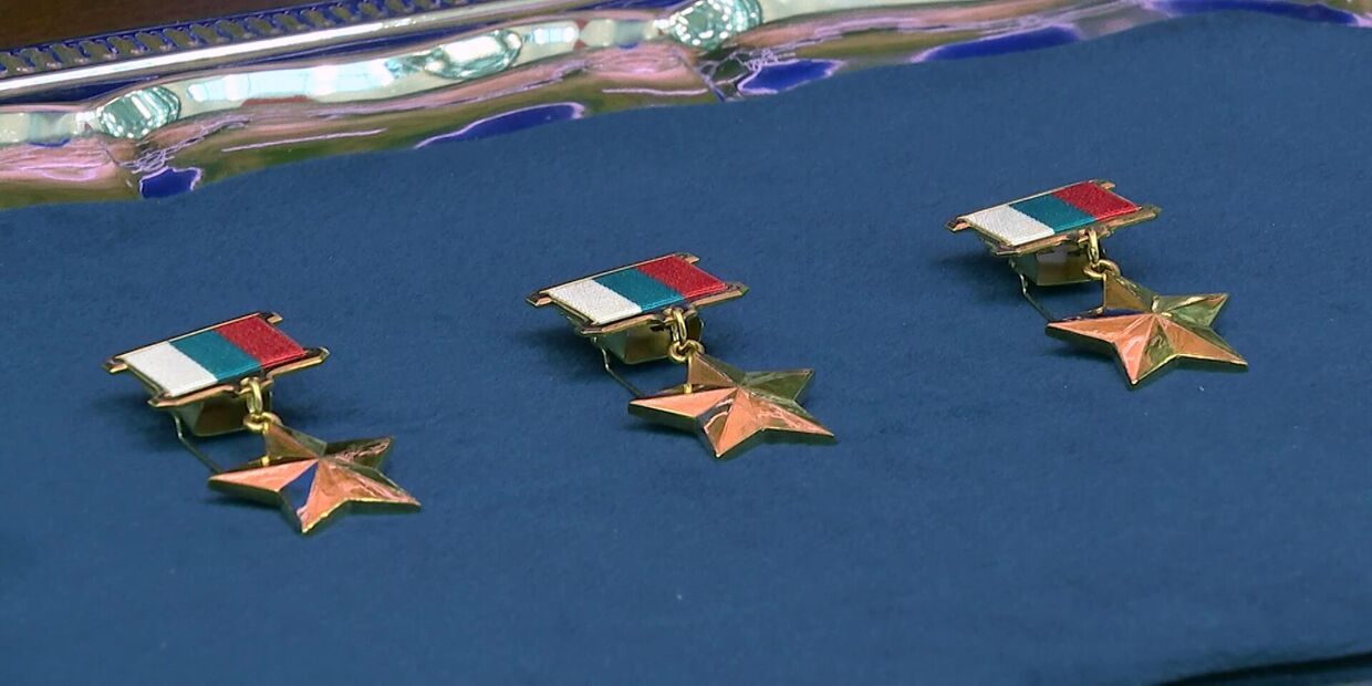 Министр обороны РФ С. Шойгу вручил медали Золотая Звезда героям спецоперации на Украине