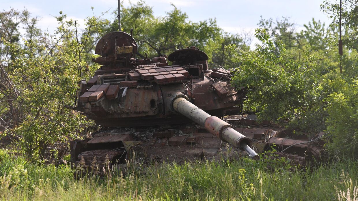 Уничтоженный танк ВСУ в освобожденном поселке Троицкое в ЛНР