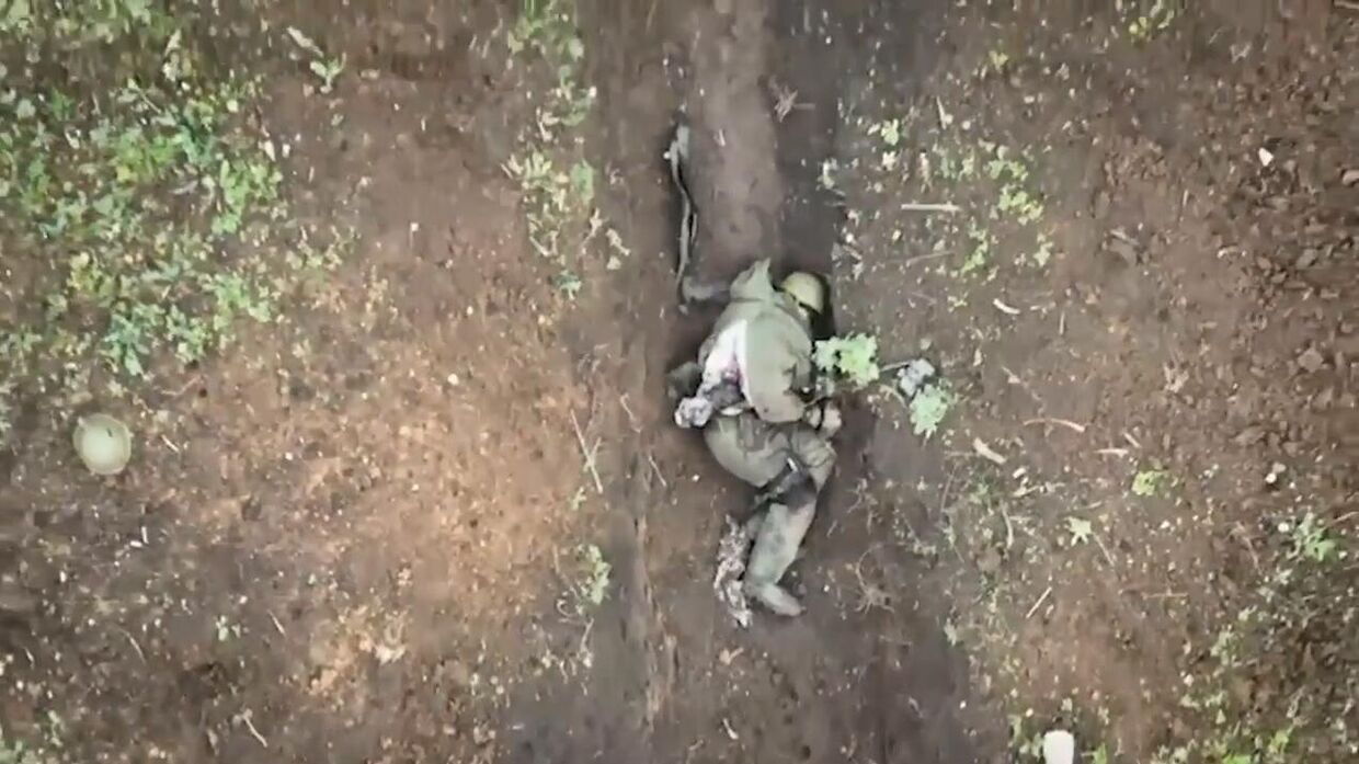 Российский солдат в окопе отбрасывает прилетающие к нему гранаты ВСУ