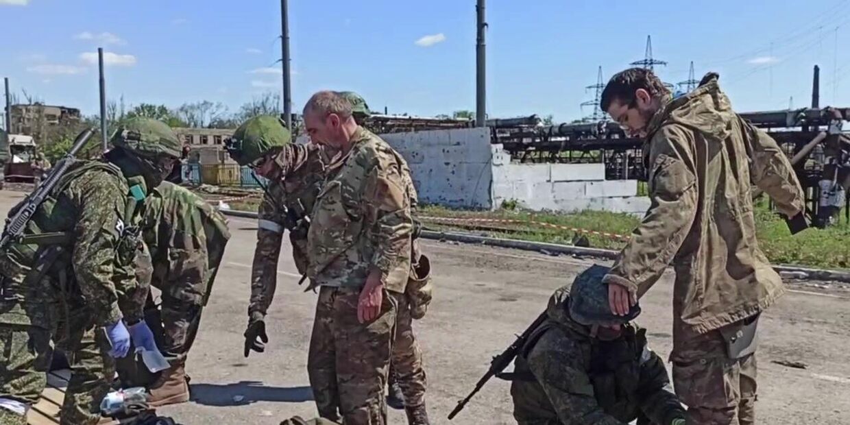Сдача в плен последней группы украинских боевиков с Азовстали