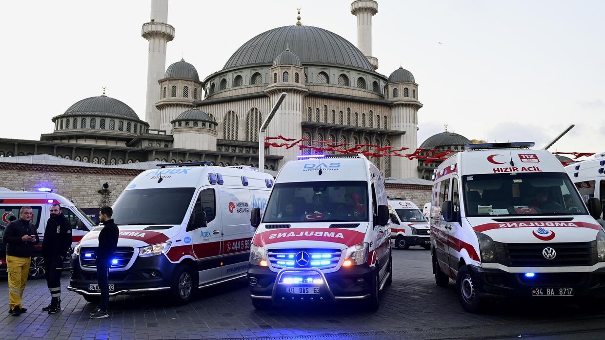 Автомобили скорой помощи неподалеку от места взрыва на улице Истикляль в Стамбуле