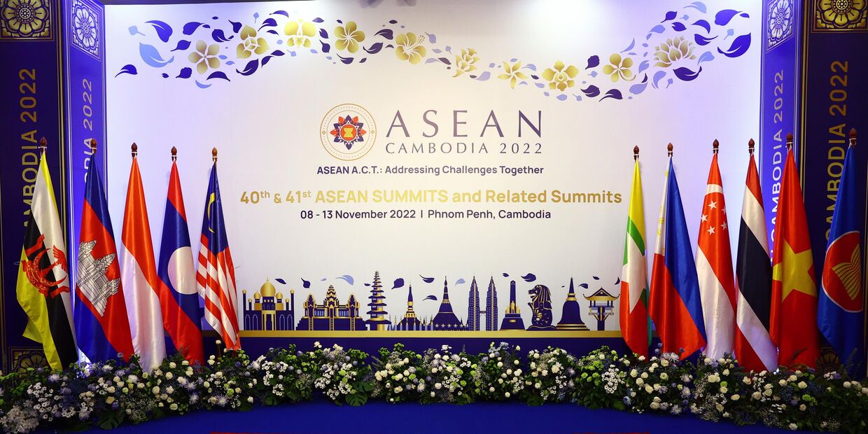 Баннер и флаги стран-участниц саммита Ассоциации государств Юго-Восточной Азии (АСЕАН) в отеле Сокха в Пномпене