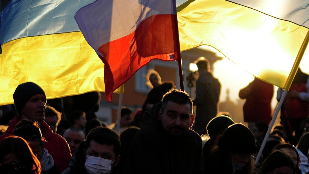 Демонстранты с флагами Польши и Украины в Варшаве