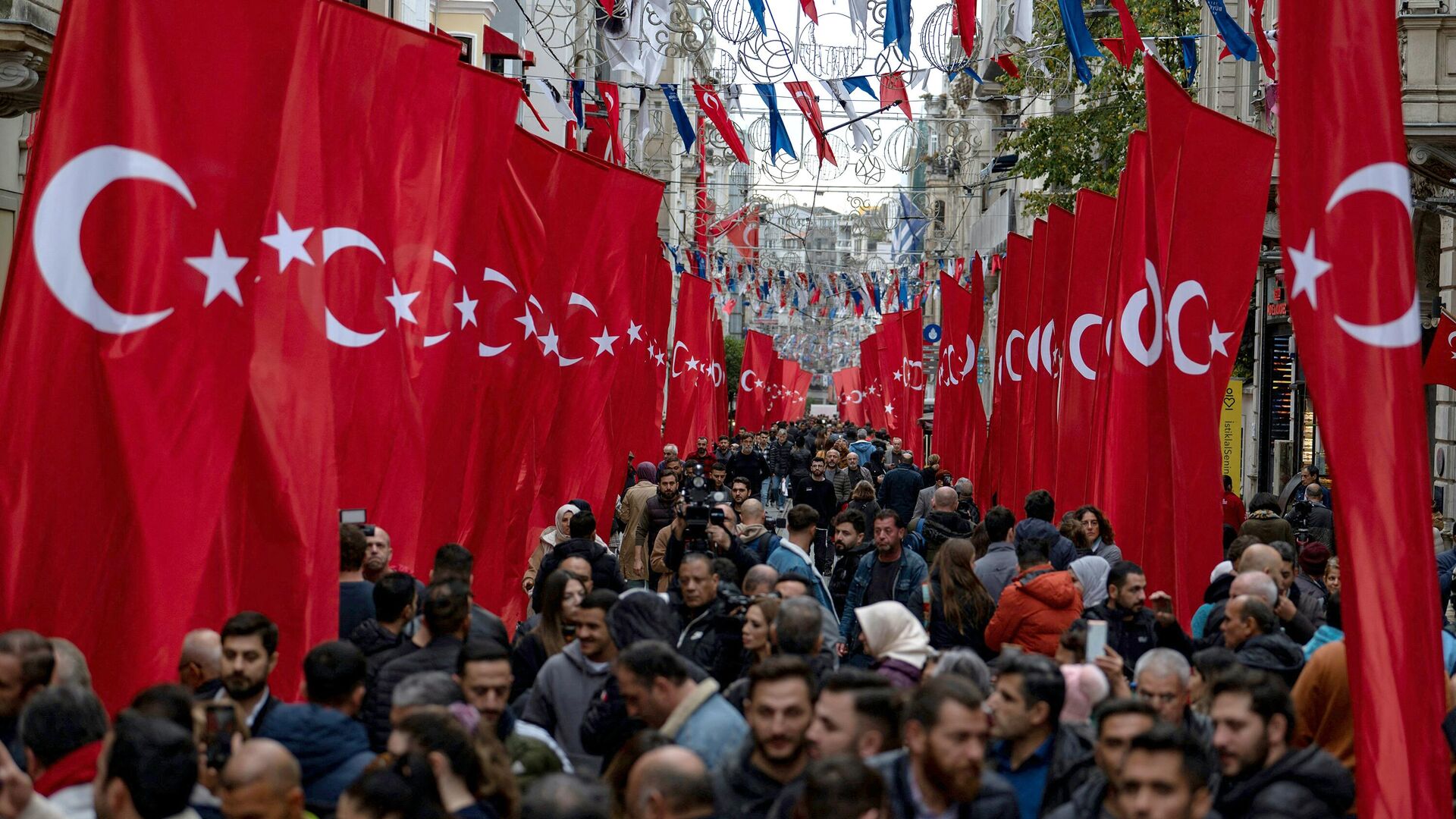 Пешеходы на улице Истикляль в Стамбуле, 14 ноября 2022 года - ИноСМИ, 1920, 14.11.2022