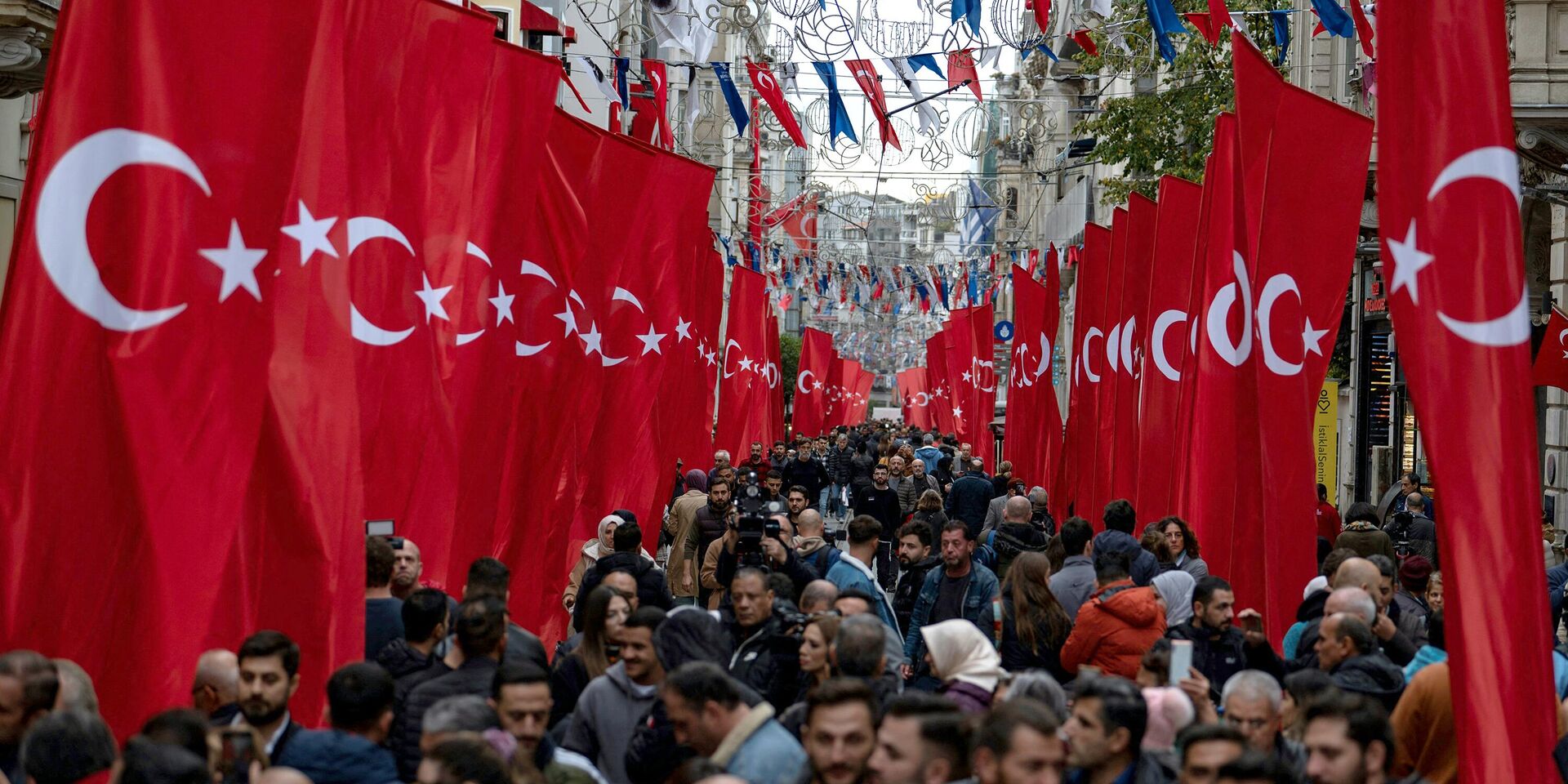 Пешеходы на улице Истикляль в Стамбуле, 14 ноября 2022 года - ИноСМИ, 1920, 14.11.2022