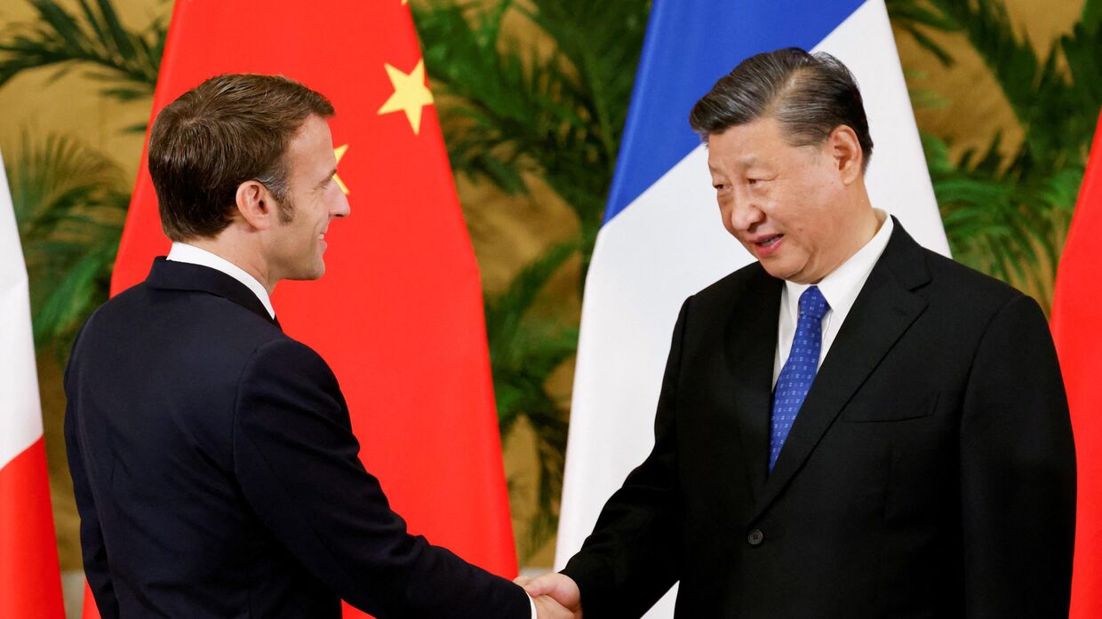 Президент Франции Эммануэль Макрон и председатель КНР Си Цзиньпин на полях саммита G20 в Нуса-Дуа