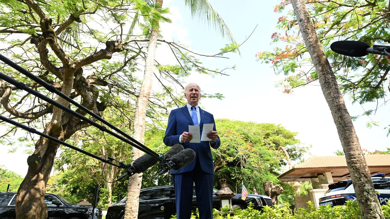 Президент США Джо Байден делает заявление на полях саммита G20 на Бали