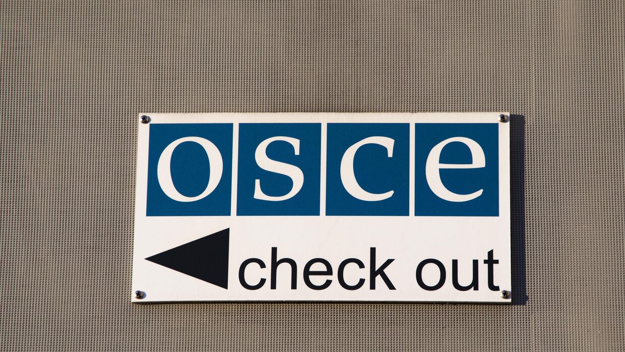 Табличка с надписью OSCE Check out