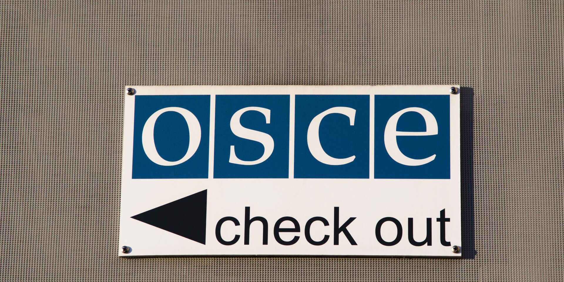 Табличка с надписью OSCE Check out - ИноСМИ, 1920, 25.05.2023