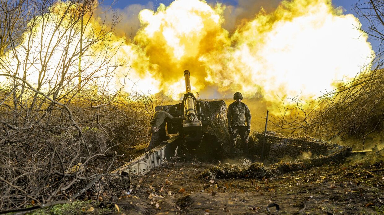 Украинские артиллеристы ведут огонь на востоке страны