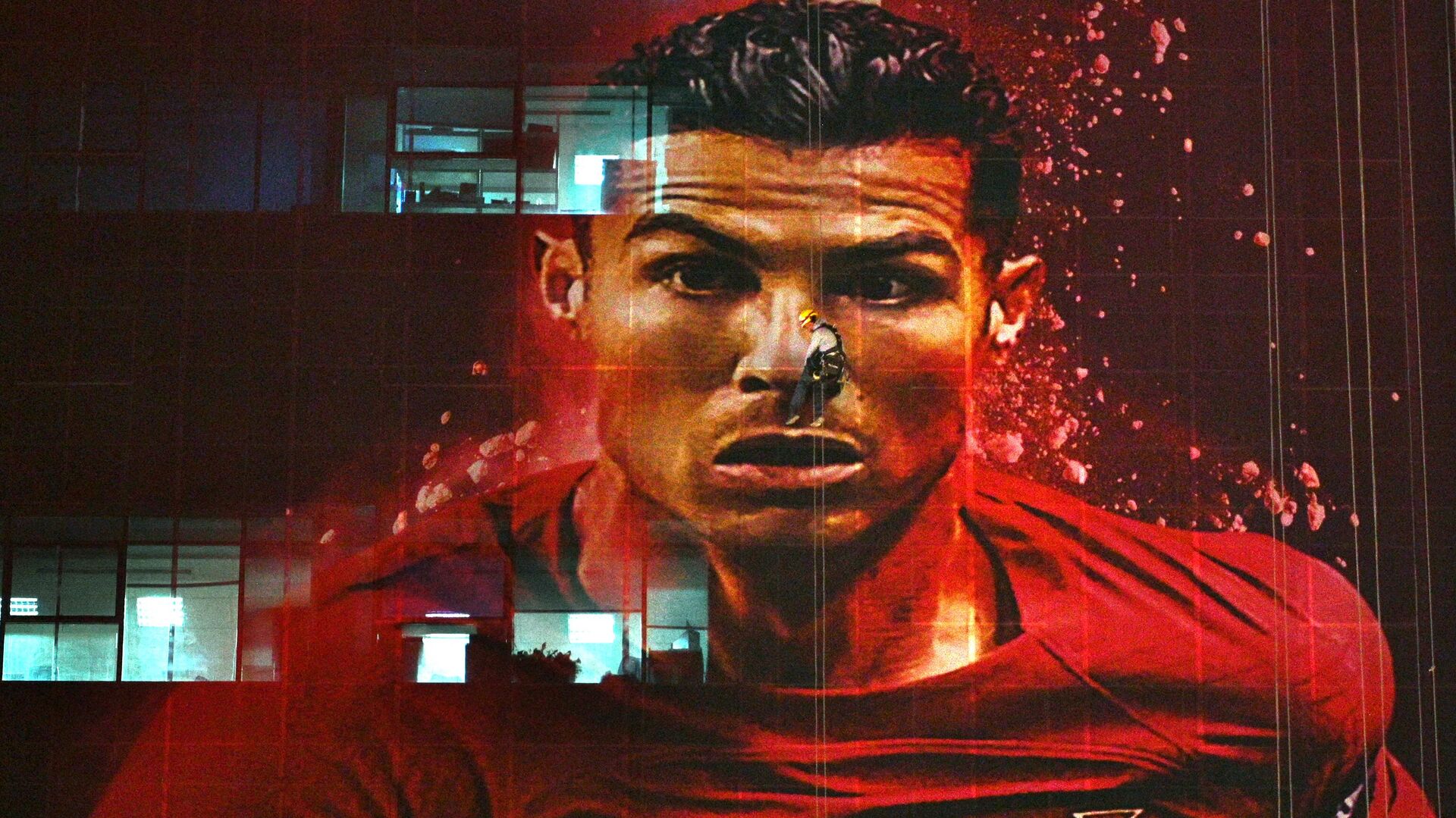Изображение нападающего сборной Португалии Криштиану Роналду на здании в Дохе, 20 ноября 2022 года - ИноСМИ, 1920, 21.11.2022