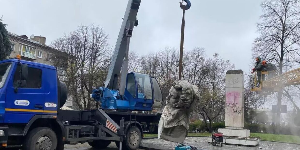 Демонтаж памятника Пушкину на Украине