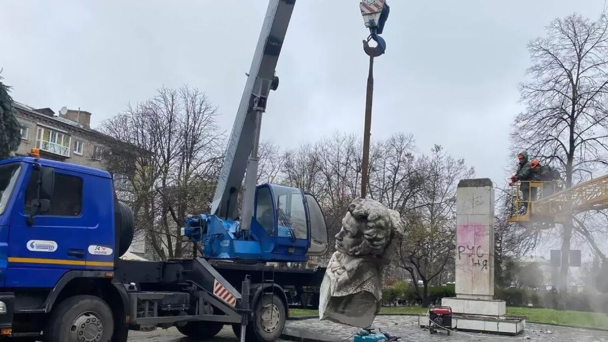 Демонтаж памятника Пушкину на Украине