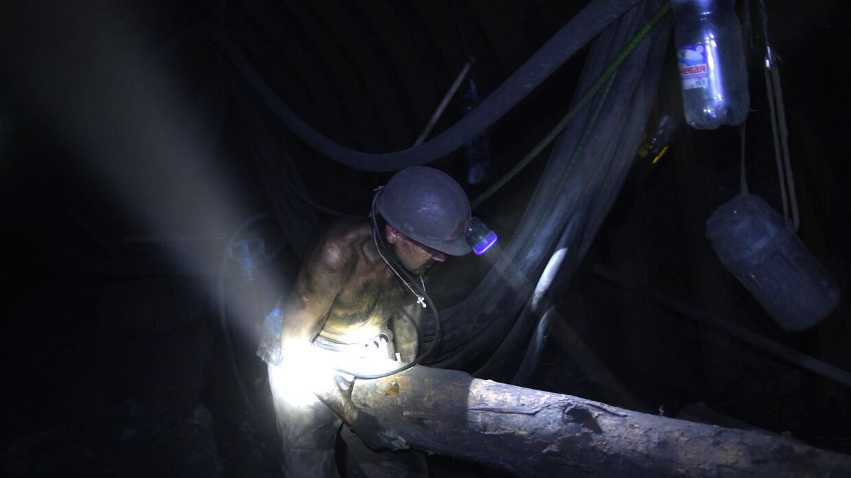 Работа угольной шахты Белореченская в ЛНР
