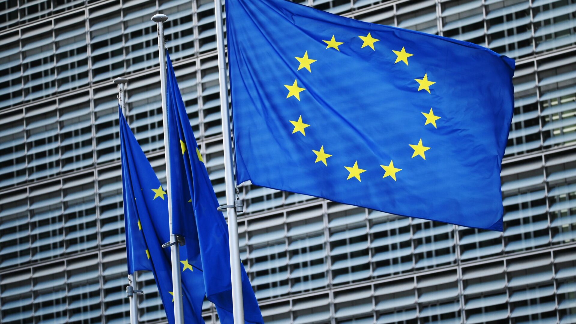 Флаги с символикой Евросоюза у здания Еврокомиссии в Брюсселе. - ИноСМИ, 1920, 23.11.2022