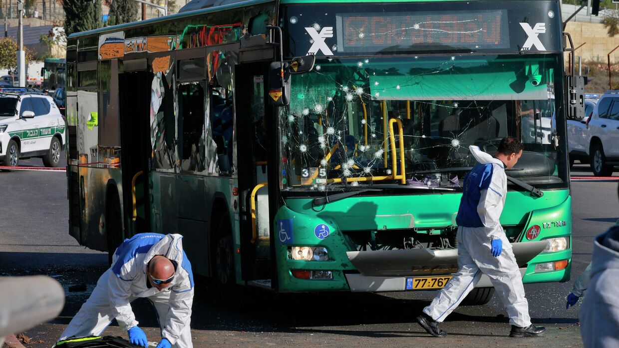 Израильские эксперты-криминалисты на месте взрыва на автобусной остановке в Иерусалиме, 23 ноября 2022 года