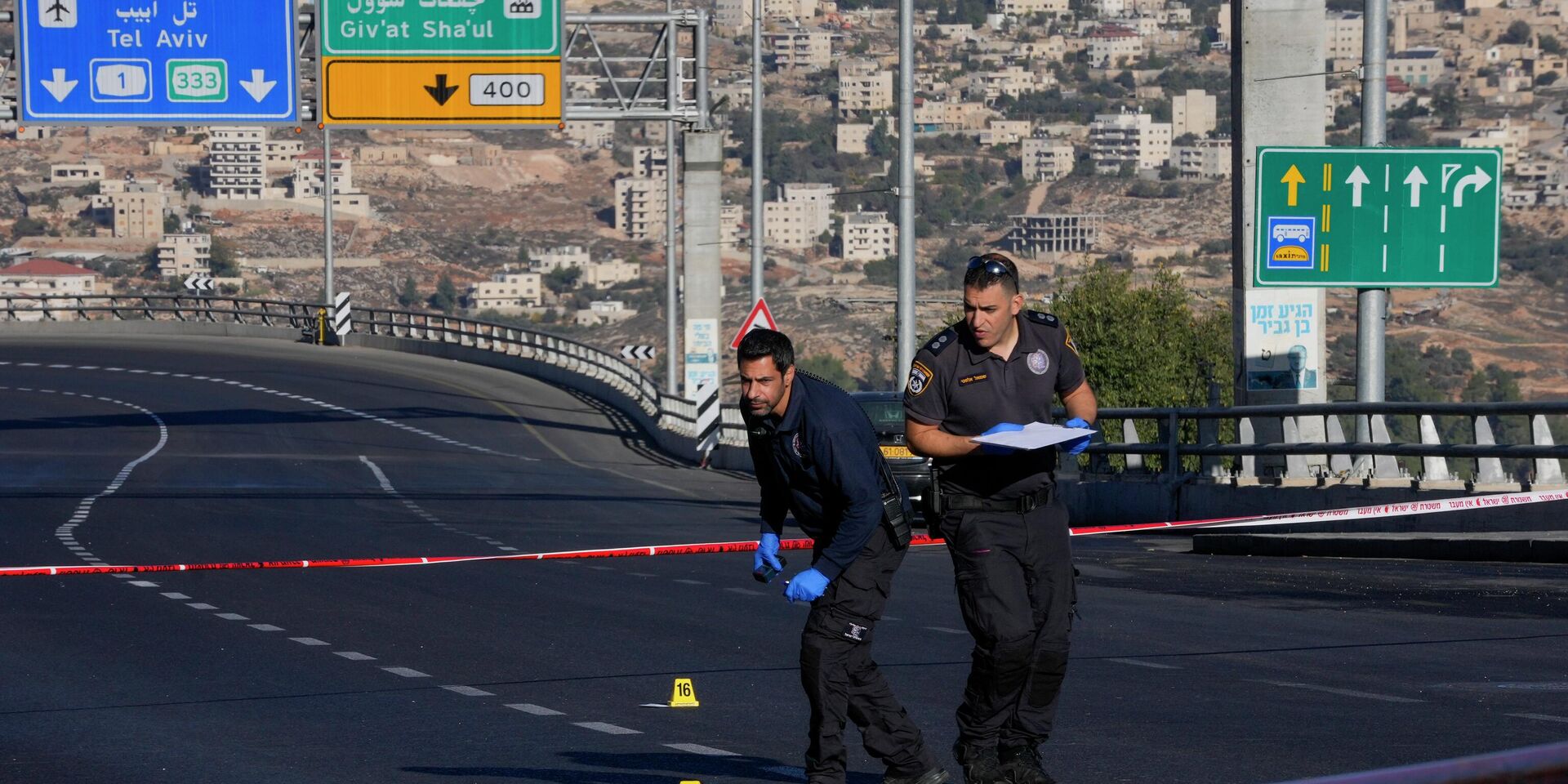 Израильские полицейские на месте взрыва на автобусной остановке в Иерусалиме, 23 ноября 2022 года - ИноСМИ, 1920, 23.11.2022