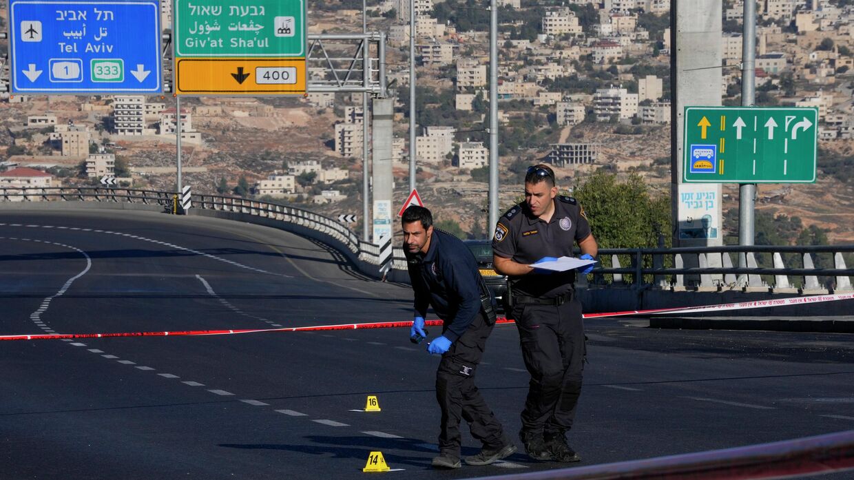 Израильские полицейские на месте взрыва на автобусной остановке в Иерусалиме, 23 ноября 2022 года
