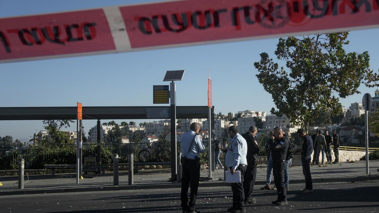 Израильские полицейские на месте взрыва на автобусной остановке в Иерусалиме, 23 ноября 2022 года
