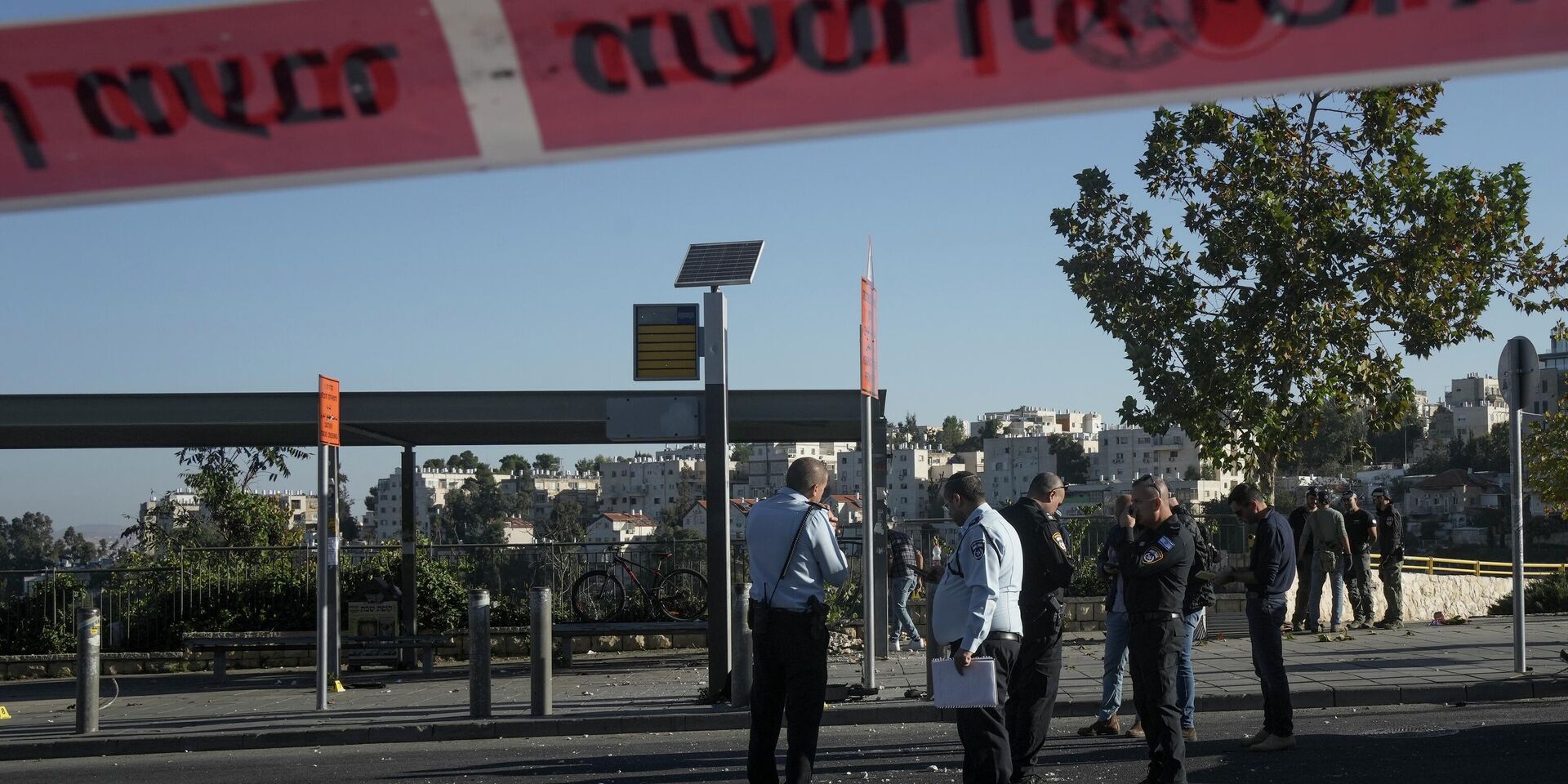 Израильские полицейские на месте взрыва на автобусной остановке в Иерусалиме, 23 ноября 2022 года - ИноСМИ, 1920, 27.01.2023