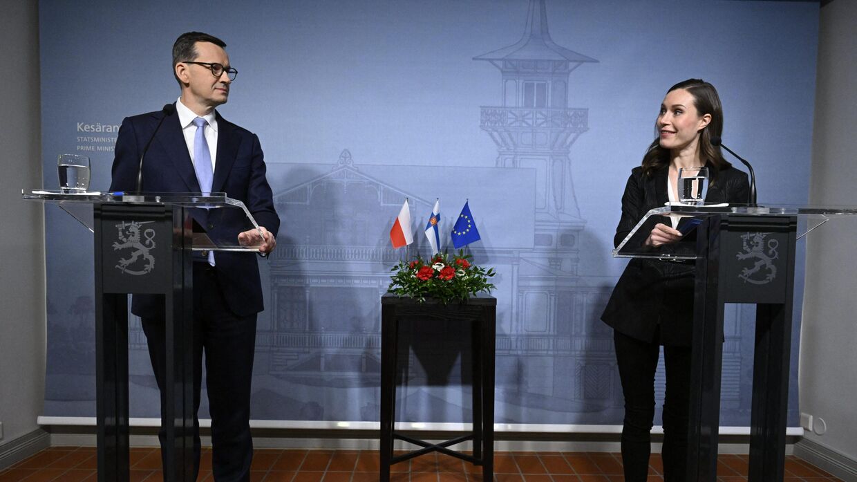 Премьер-министр Финляндии Санна Марин и премьер-министр Польши Матеуш Моравецкий дают совместную пресс-конференцию в Хельсинки