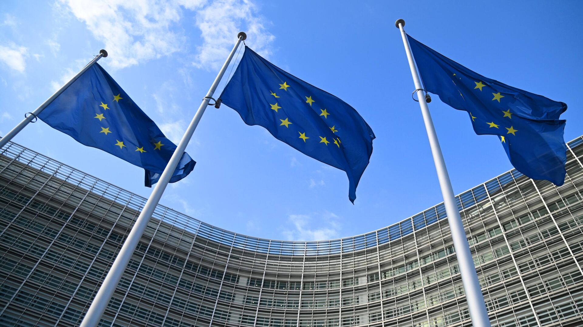 Флаги с символикой Евросоюза у здания Еврокомиссии в Брюсселе. - ИноСМИ, 1920, 06.10.2023