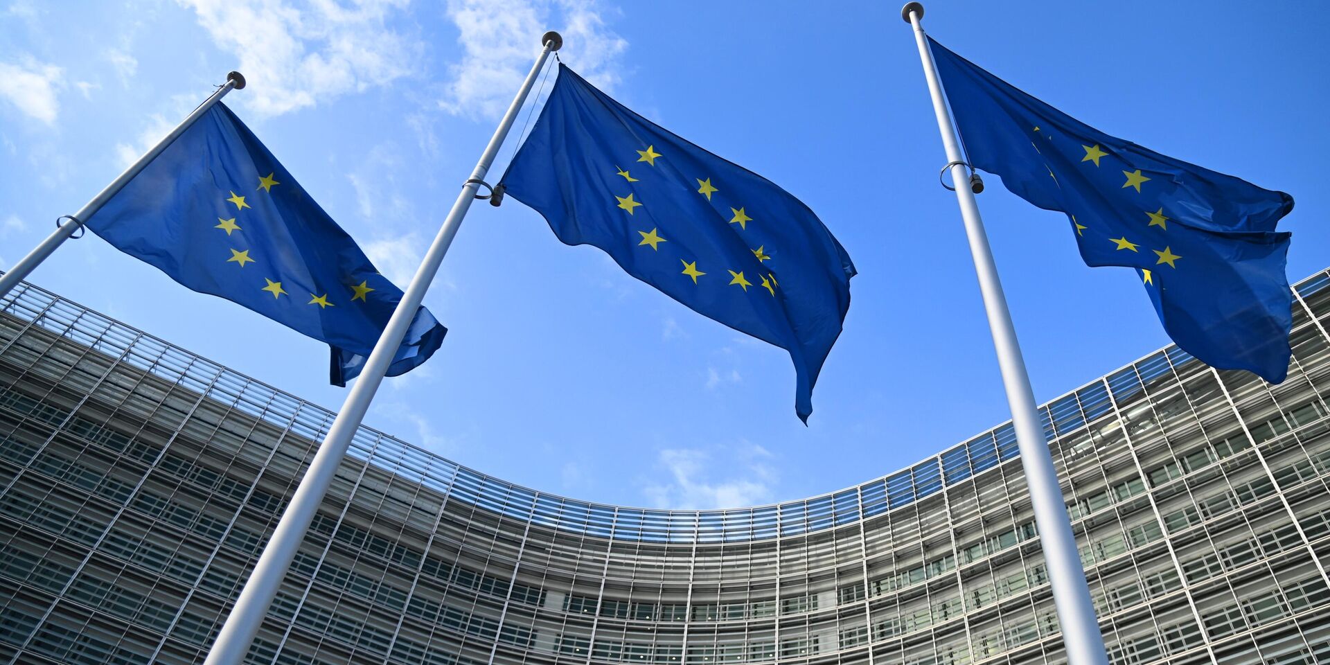 Флаги с символикой Евросоюза у здания Еврокомиссии в Брюсселе. - ИноСМИ, 1920, 14.04.2024