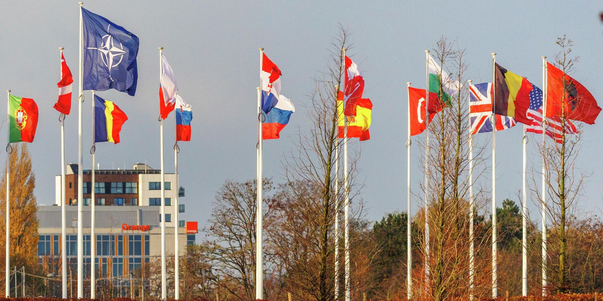 Флаги стран НАТО перед штаб-квартирой организации в Брюсселе - ИноСМИ, 1920, 11.07.2023