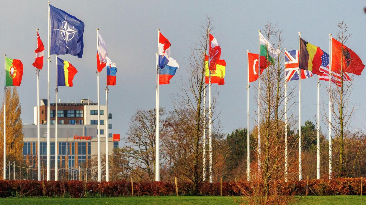 Флаги стран НАТО перед штаб-квартирой организации в Брюсселе