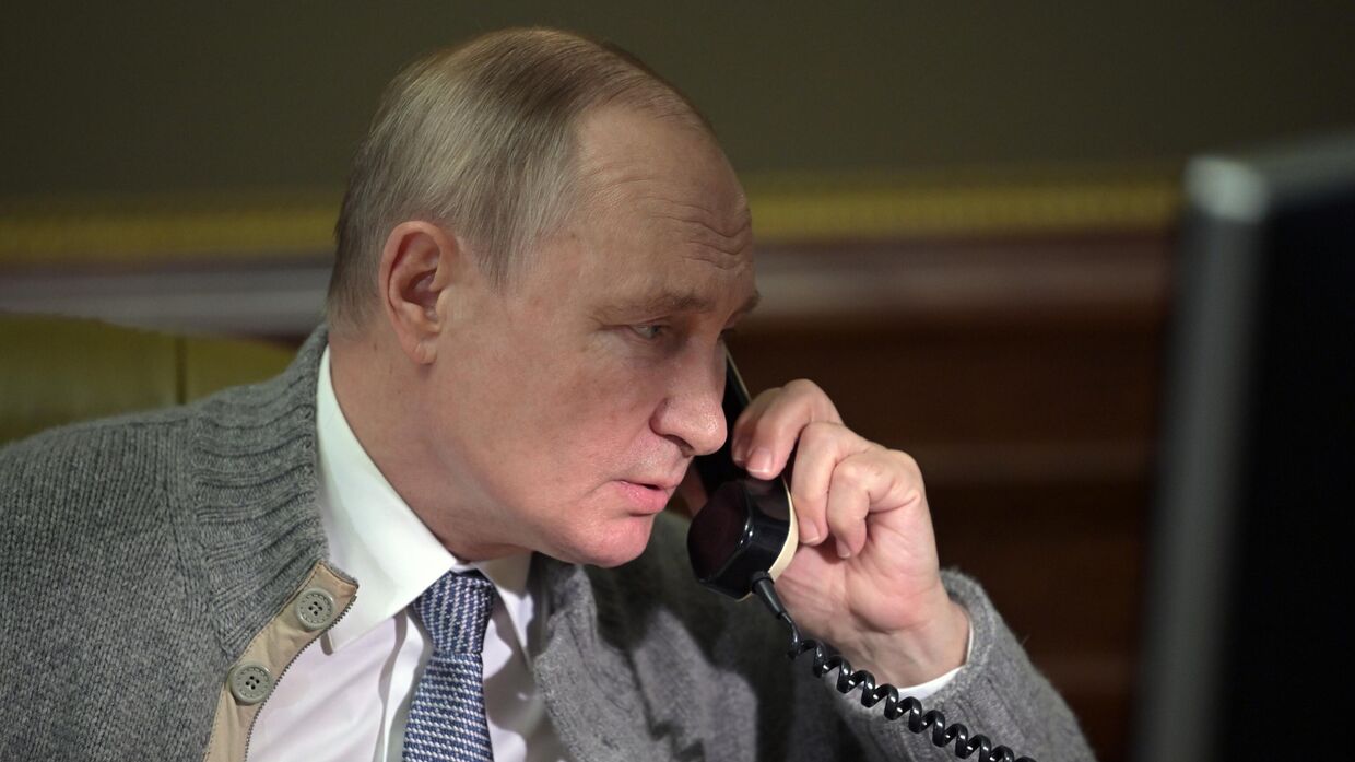 Президент РФ В. Путин поговорил по телефону с участниками акции Ёлка желаний
