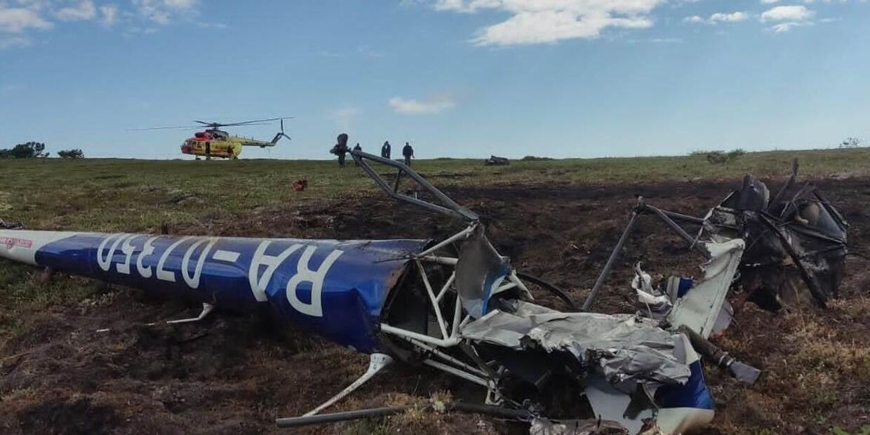 Последствия крушения вертолета Robinson на Камчатке