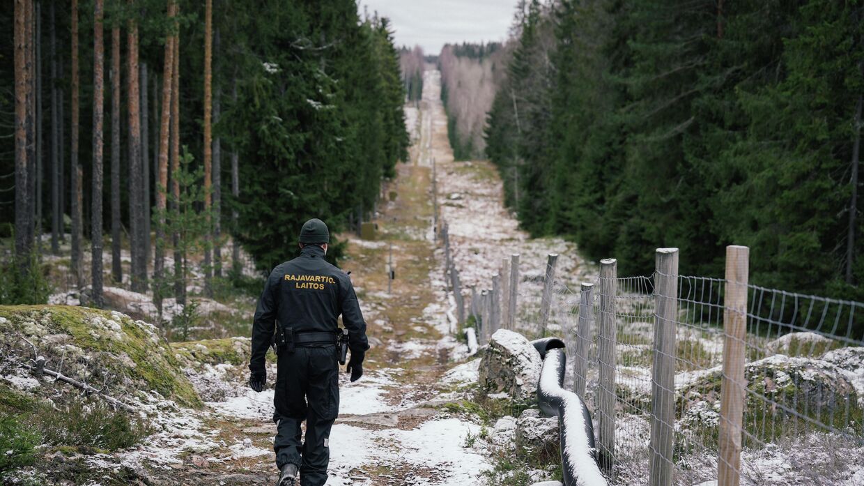 Забор на границе России и Финляндии недалеко от пограничного перехода Пелкола в Иматре,