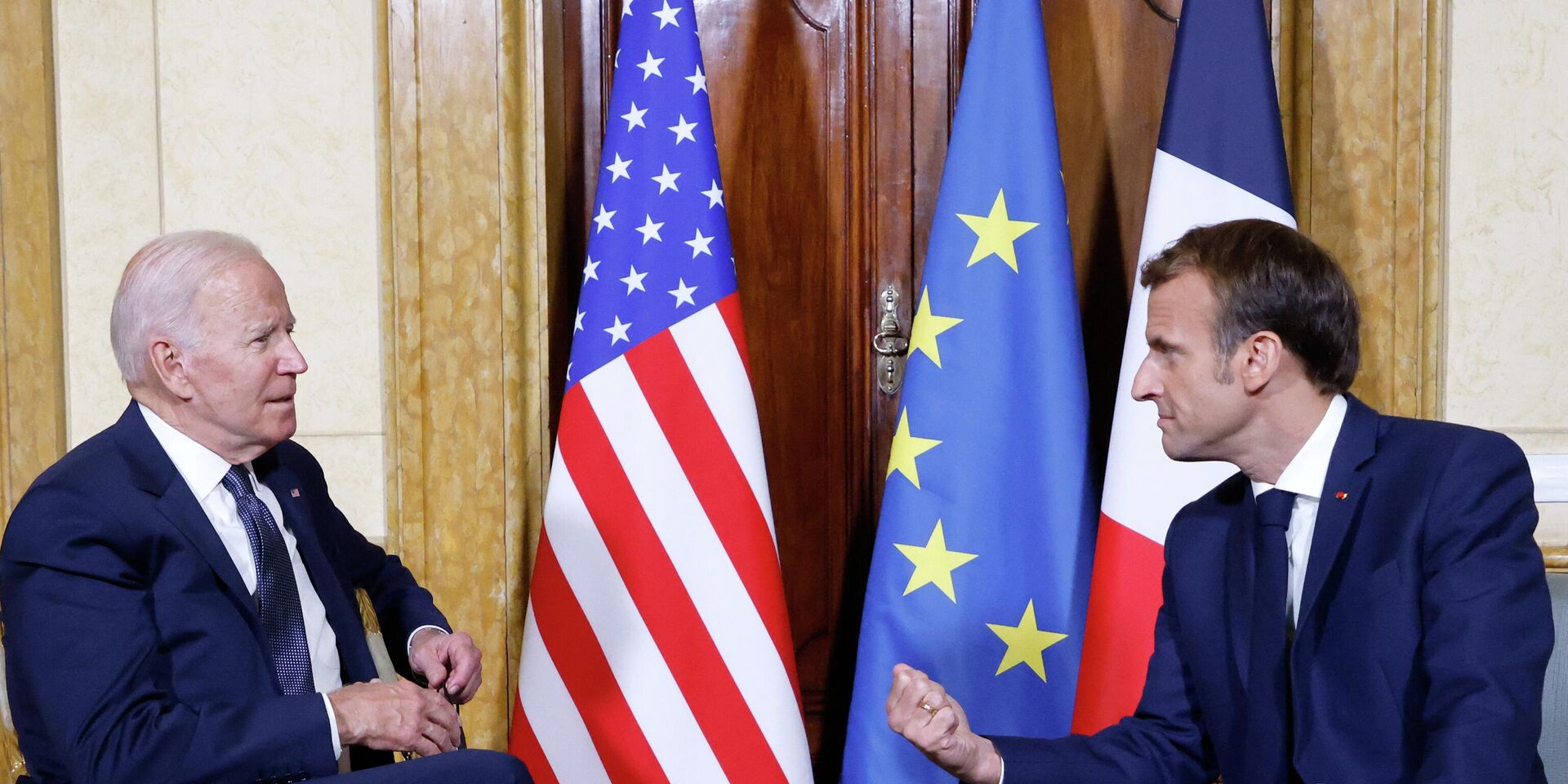 Президент Франции Эммануэль Макрон и президент США Джо Байден во время встречи в Риме - ИноСМИ, 1920, 01.12.2022