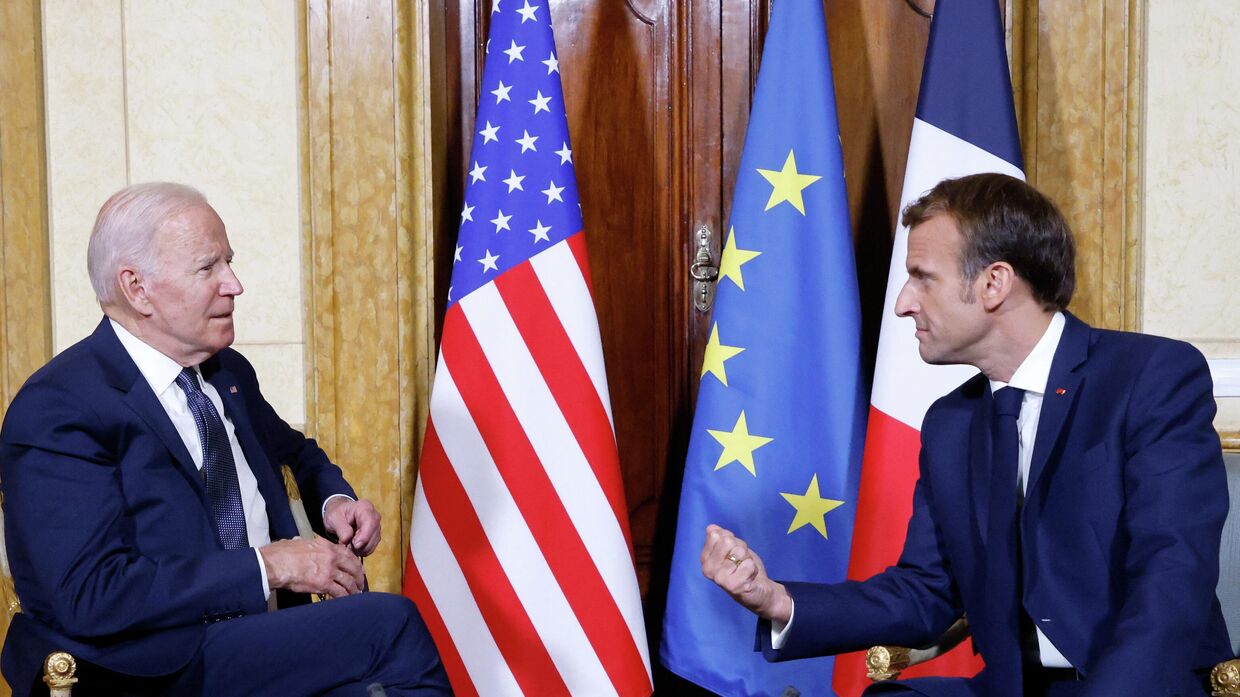 Президент Франции Эммануэль Макрон и президент США Джо Байден во время встречи в Риме