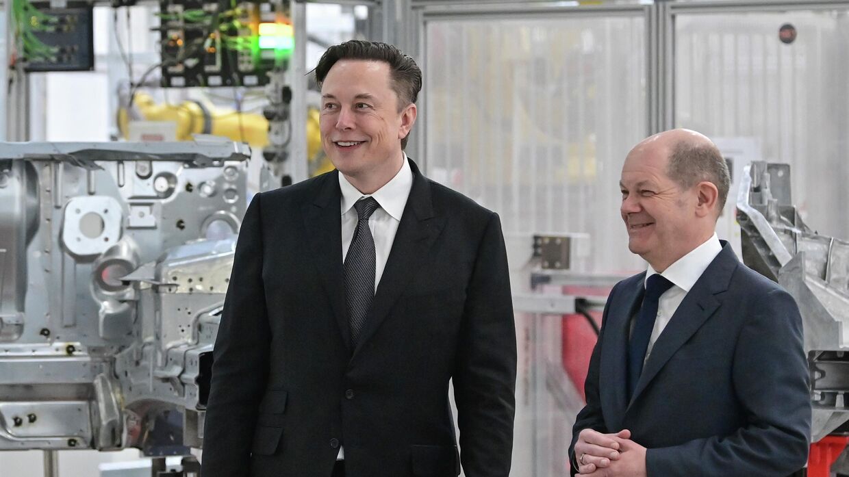 Канцлер Германии Олаф Шольц и генеральный директор Tesla Илон Маск в открытии завода Tesla Berlin Brandenburg в Грюнхайде, Германия