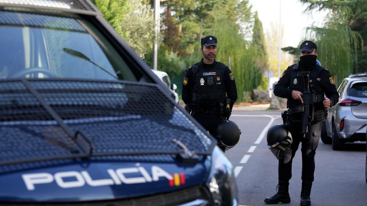 Сотрудники испанской полиции возле посольства Украины в Мадриде, где прогремел взрыв