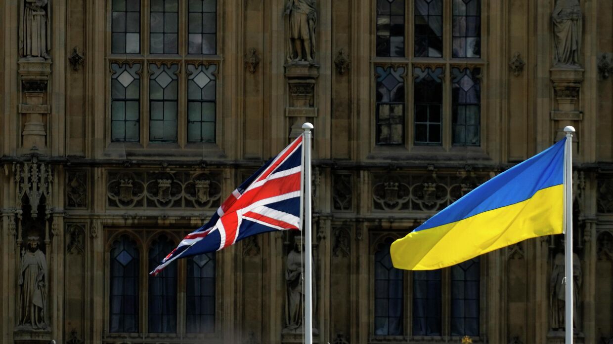 Флаги Великобритании и Украины на фоне Вестминстерского дворца в Лондоне