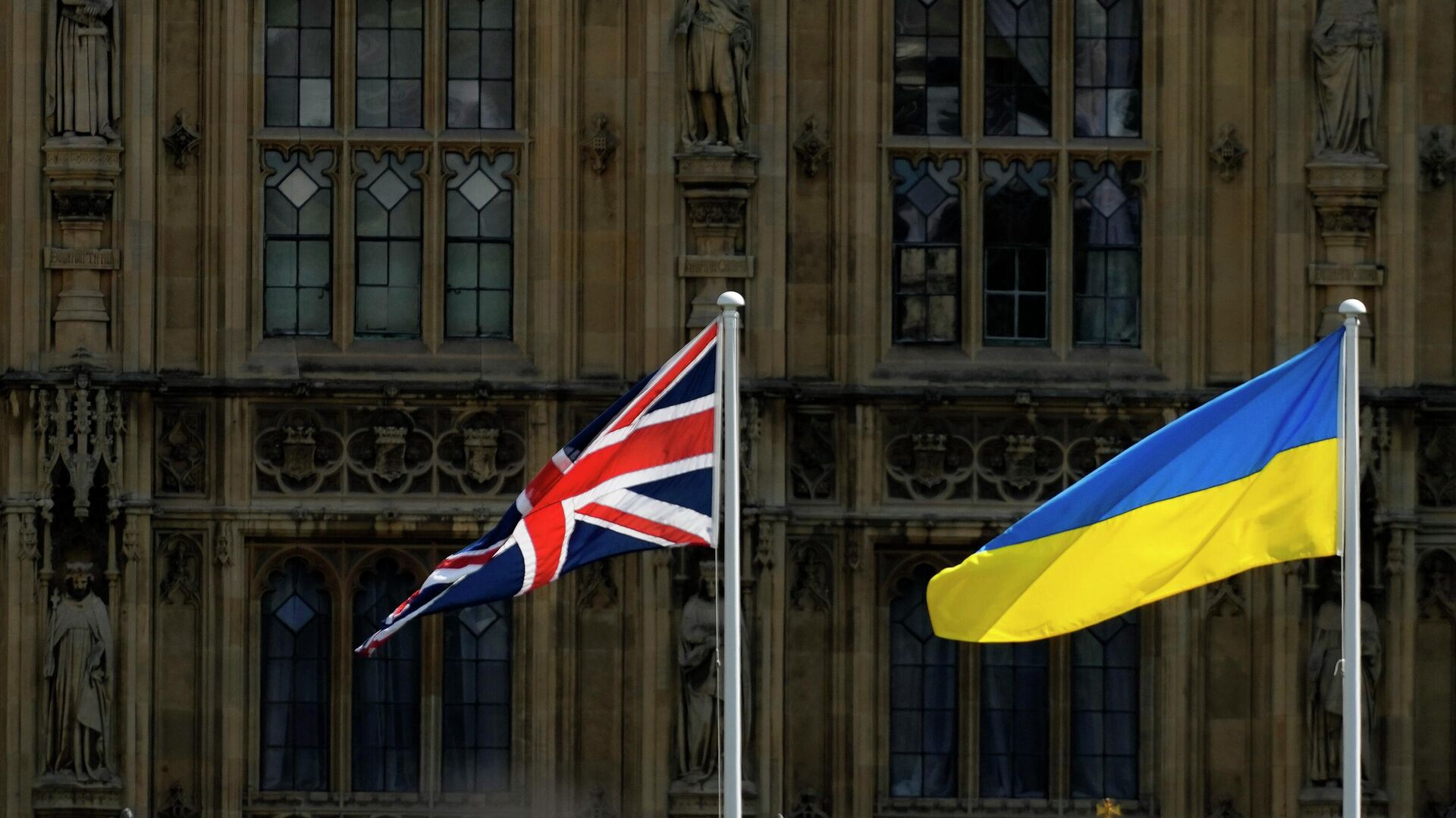 Флаги Великобритании и Украины на фоне Вестминстерского дворца в Лондоне - ИноСМИ, 1920, 17.10.2023