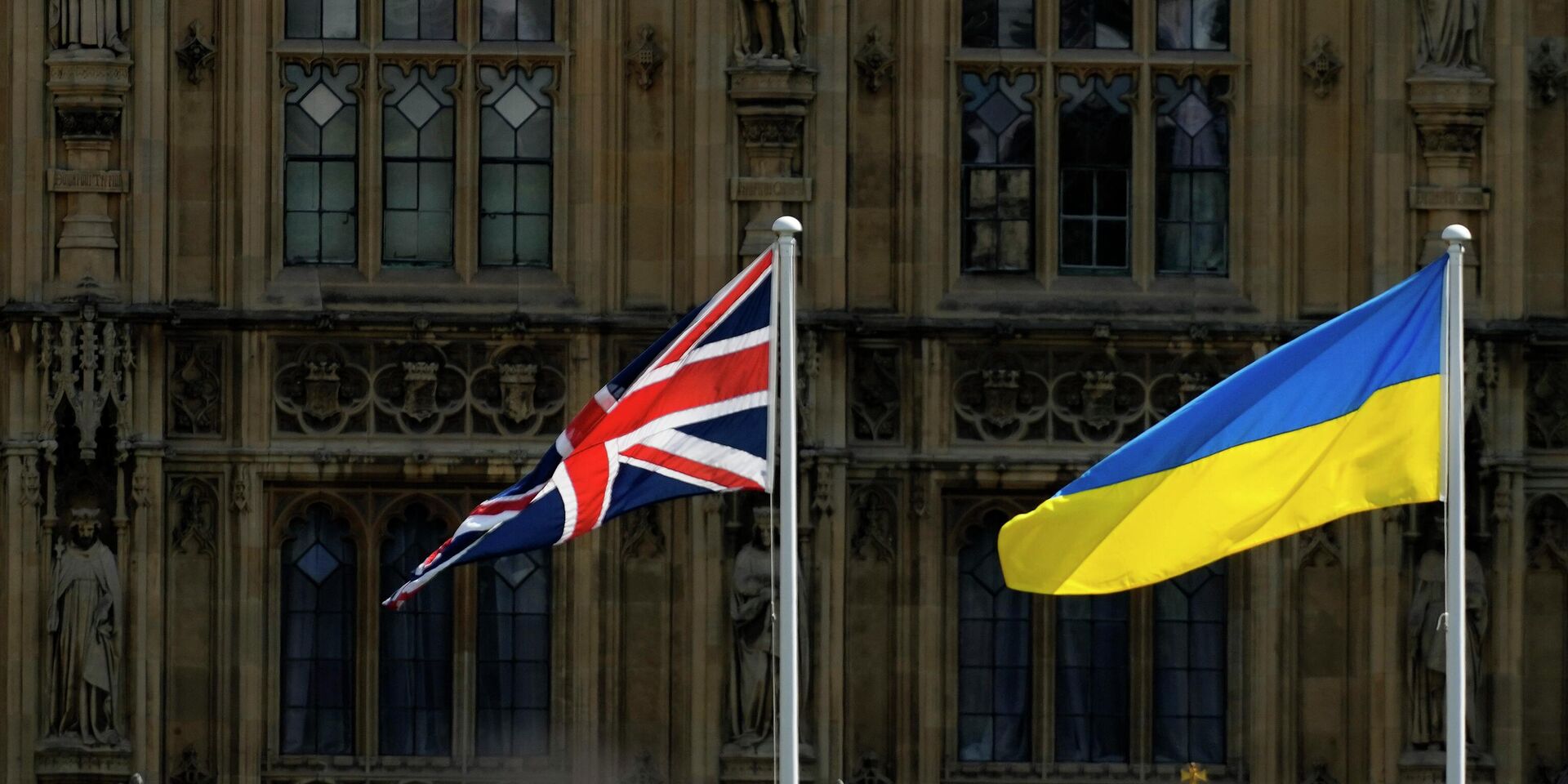Флаги Великобритании и Украины на фоне Вестминстерского дворца в Лондоне - ИноСМИ, 1920, 01.10.2023