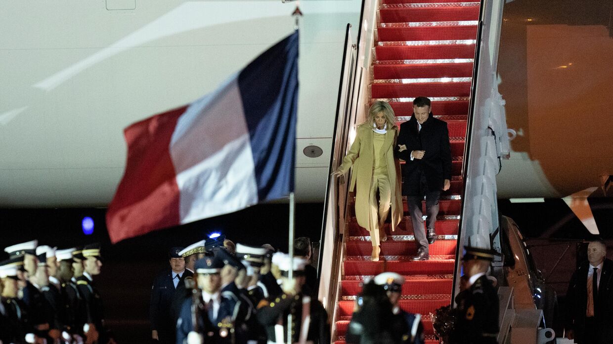 Президент Франции Эммануэль Макрон со своей супругой Брижит Макрон прибывают на военно-воздушную базу Эндрюс, штат Мэриленд, США