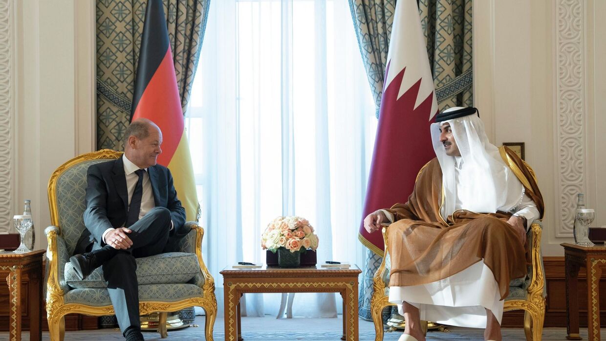 Канцлер Германии Олаф Шольц и эмир Катара шейх Тамим бен Хамад Аль Тани в Дохе, Катар