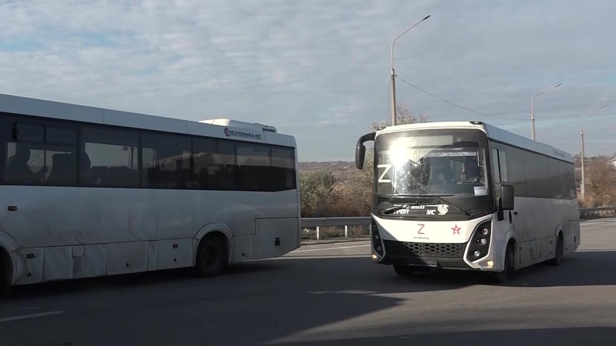 Автобус с российскими военнослужащими, находившимися в украинском плену, во время обмена военнопленными. Стоп-кадр с видео. 