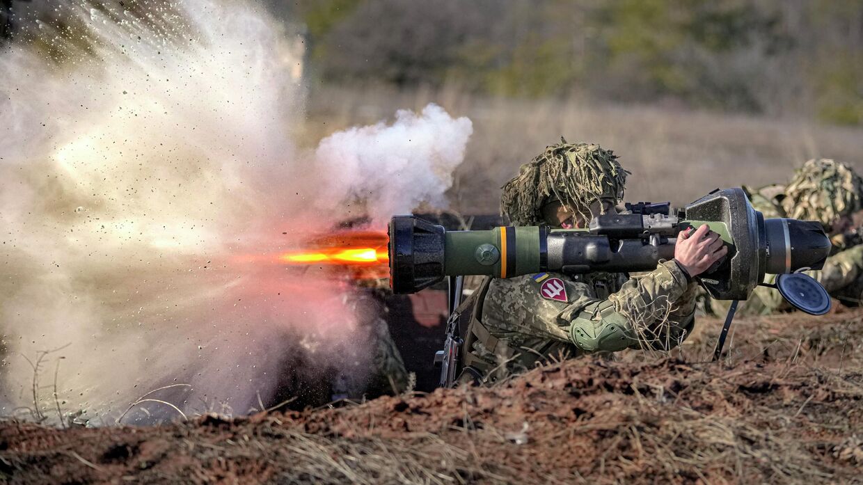 Украинский военнослужащий стреляет из противотанкового оружия NLAW во время учений